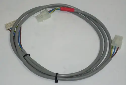 Graue Zuleitung mit mehreren Kabeln und Steckverbindern, geeignet für die Verwendung mit Daikin Pumpen. Kabel sind geordnet und mit einer Halterung fixiert.